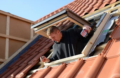 Pose de fenêtres de toit Velux à Marby